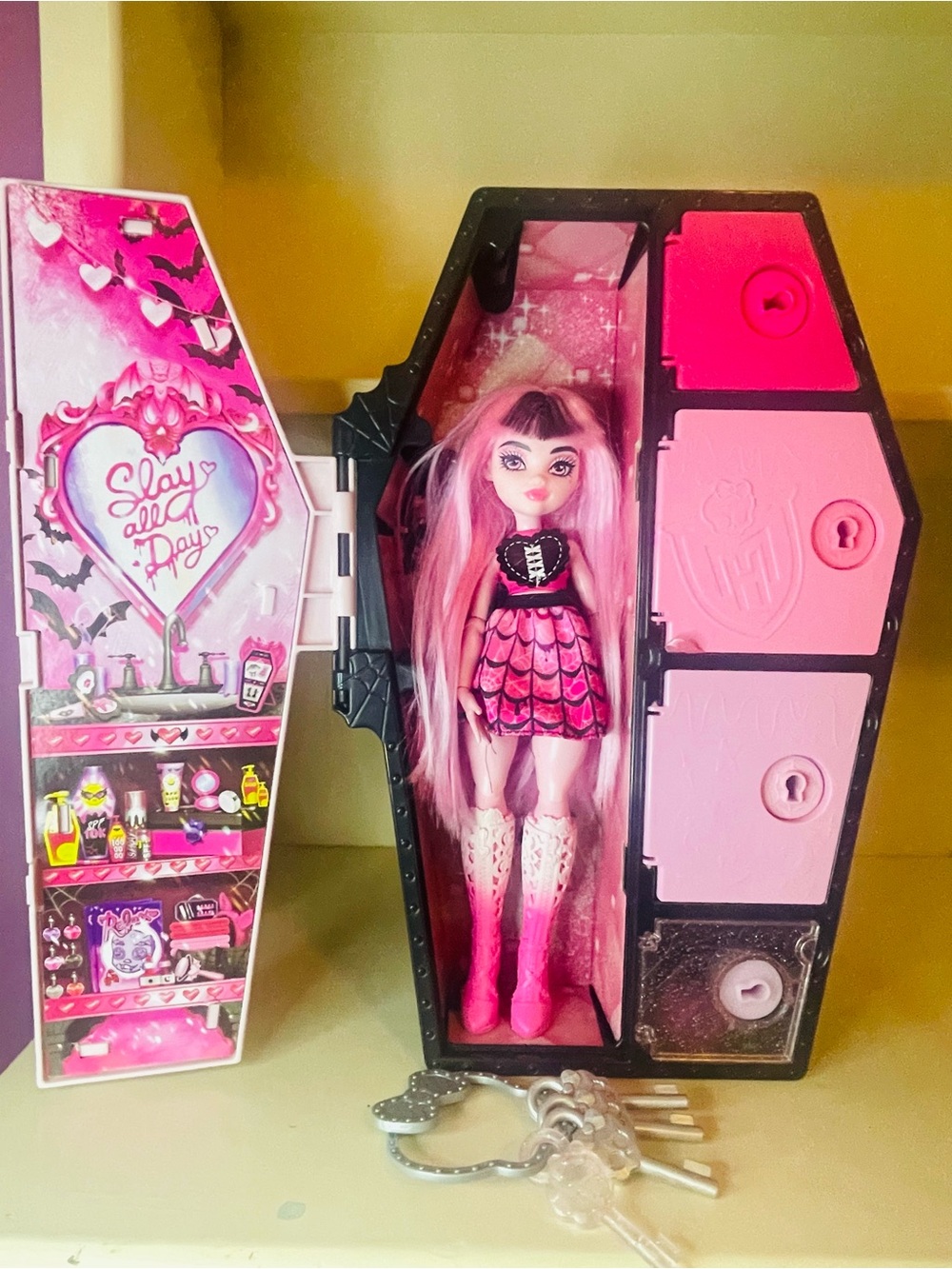 Monster High Skulltimate Secrets Fearidescent Draculaura, Locker Accessories
